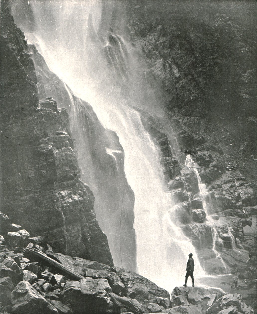 Uma cachoeira no distrito da colina, Dehra Dun, Índia, 1895. de W and S Ltd