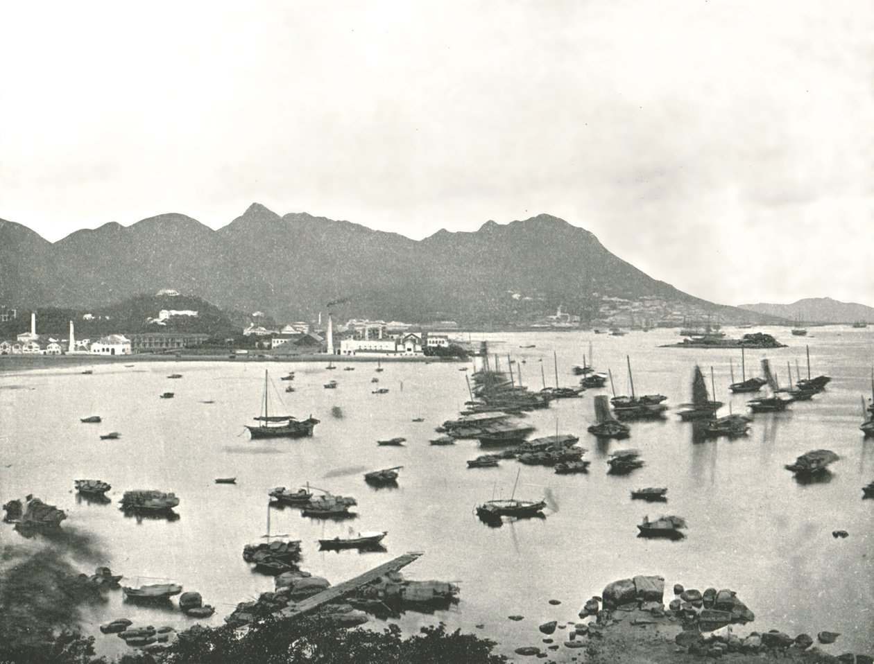 East Point mostrando Victoria Hills, Hong Kong, 1895. de W and S Ltd