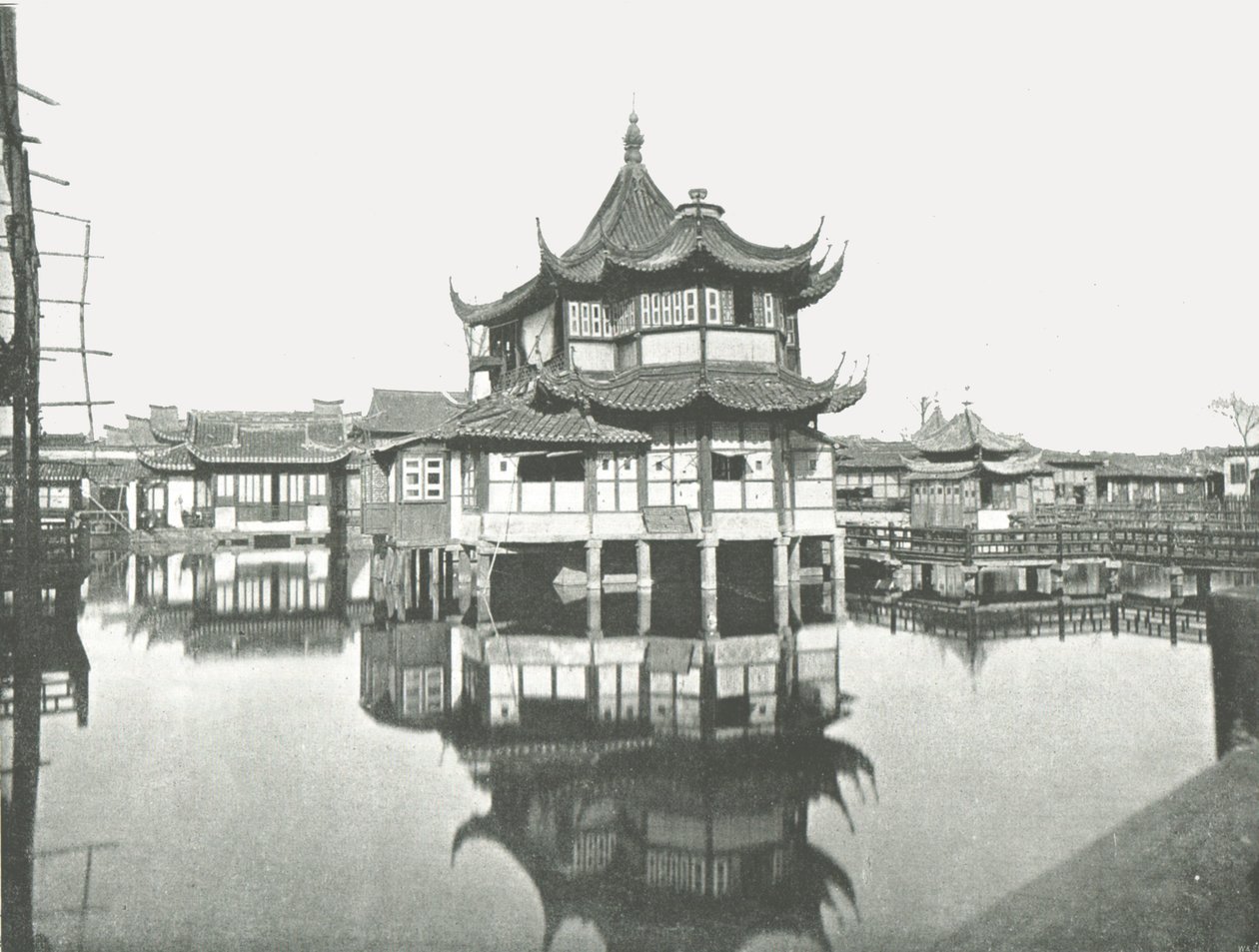 Um dos jardins públicos do chá, Shanghai, China, 1895. de W and S Ltd