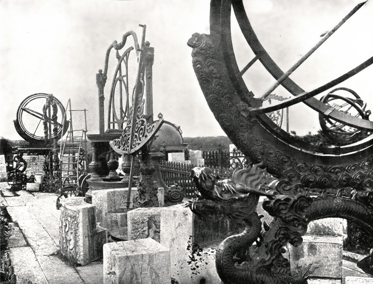 Alguns instrumentos no topo do Observatório, Pekin, China, 1895. de W and S Ltd