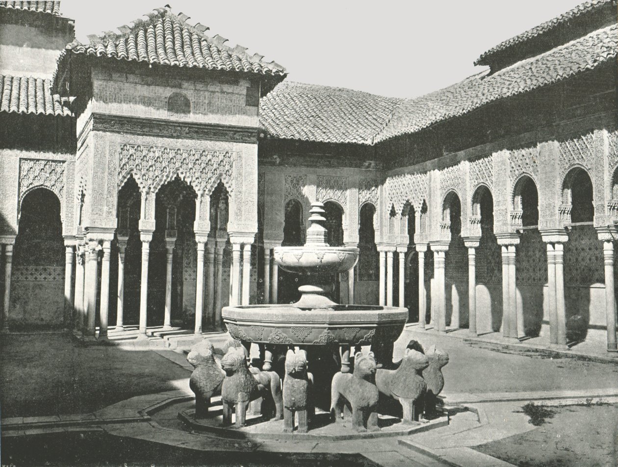 O Tribunal dos Leões, Alhambra, Granada, Espanha, 1895. de W and S Ltd