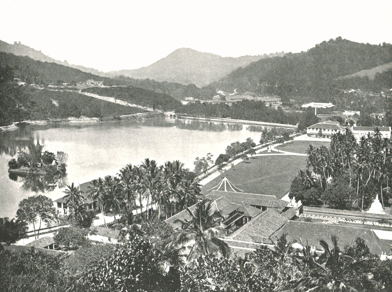 Vista da caminhada de Lady Hortons, Kandy, Ceilão, 1895. de W and S Ltd