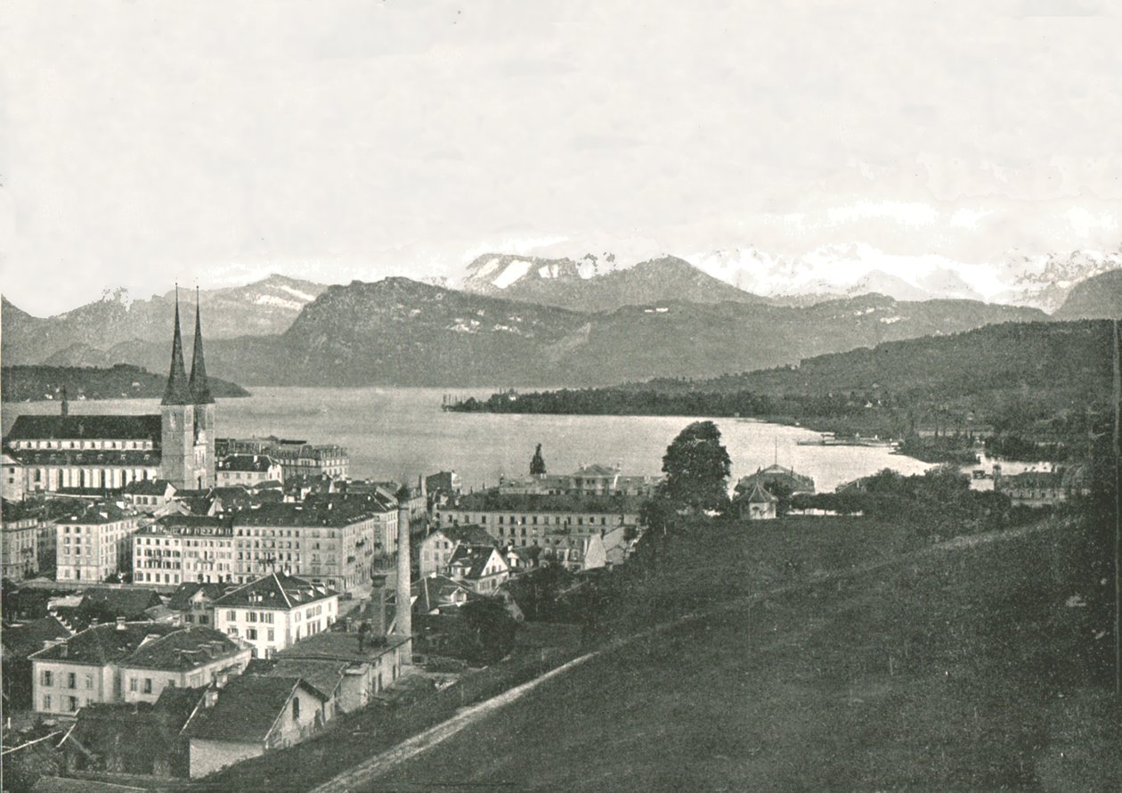 Vista de Lucerna e suas montanhas, Suíça, 1895. de W and S Ltd