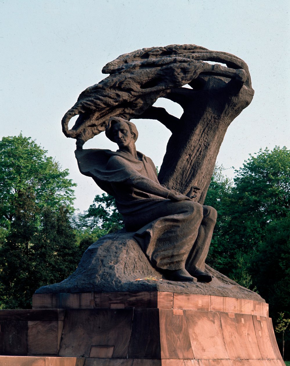 Vista do monumento dedicado ao compositor Frederic Chopin (1810-1849) em Varsóvia, Polônia de Waclaw Szymanowski