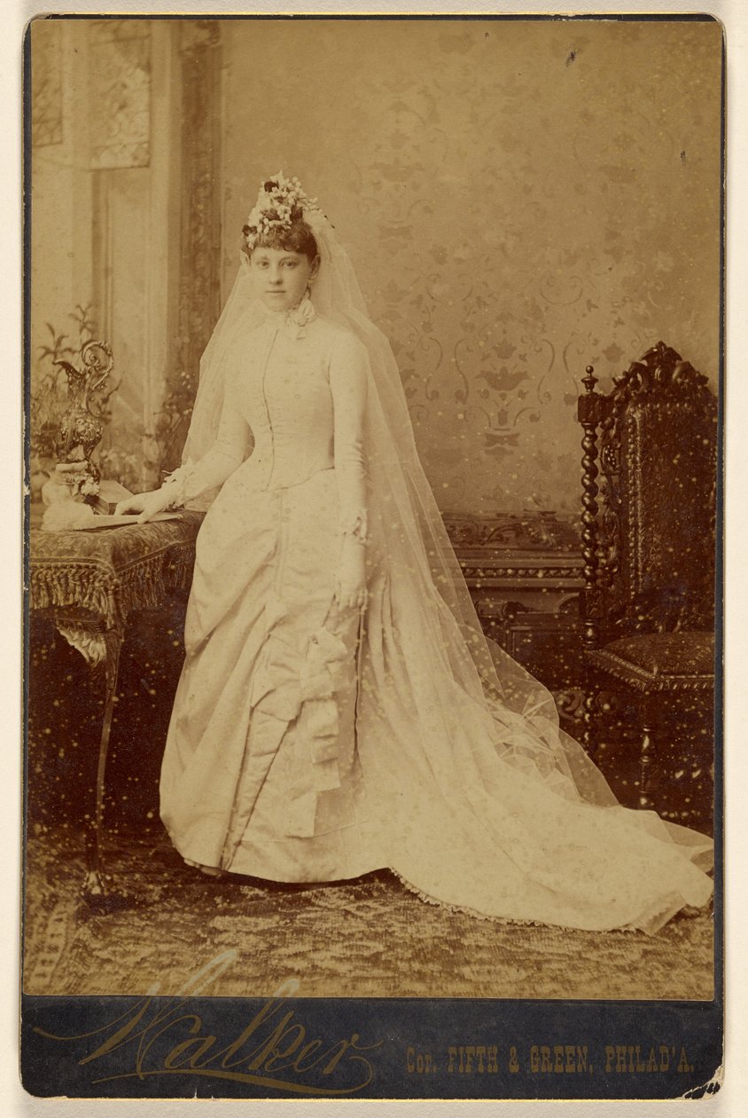 [Mulher não identificada com vestido de noiva, de pé] de Walker