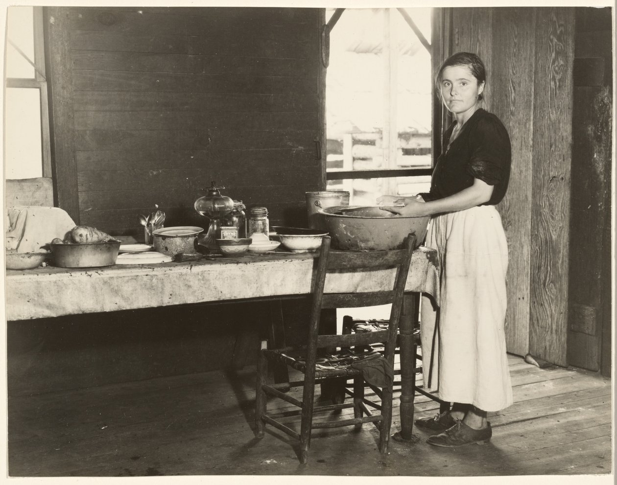 [Elizabeth Tengle à mesa da cozinha]/[Paralee Ricketts a trabalhar na cozinha] de Walker Evans
