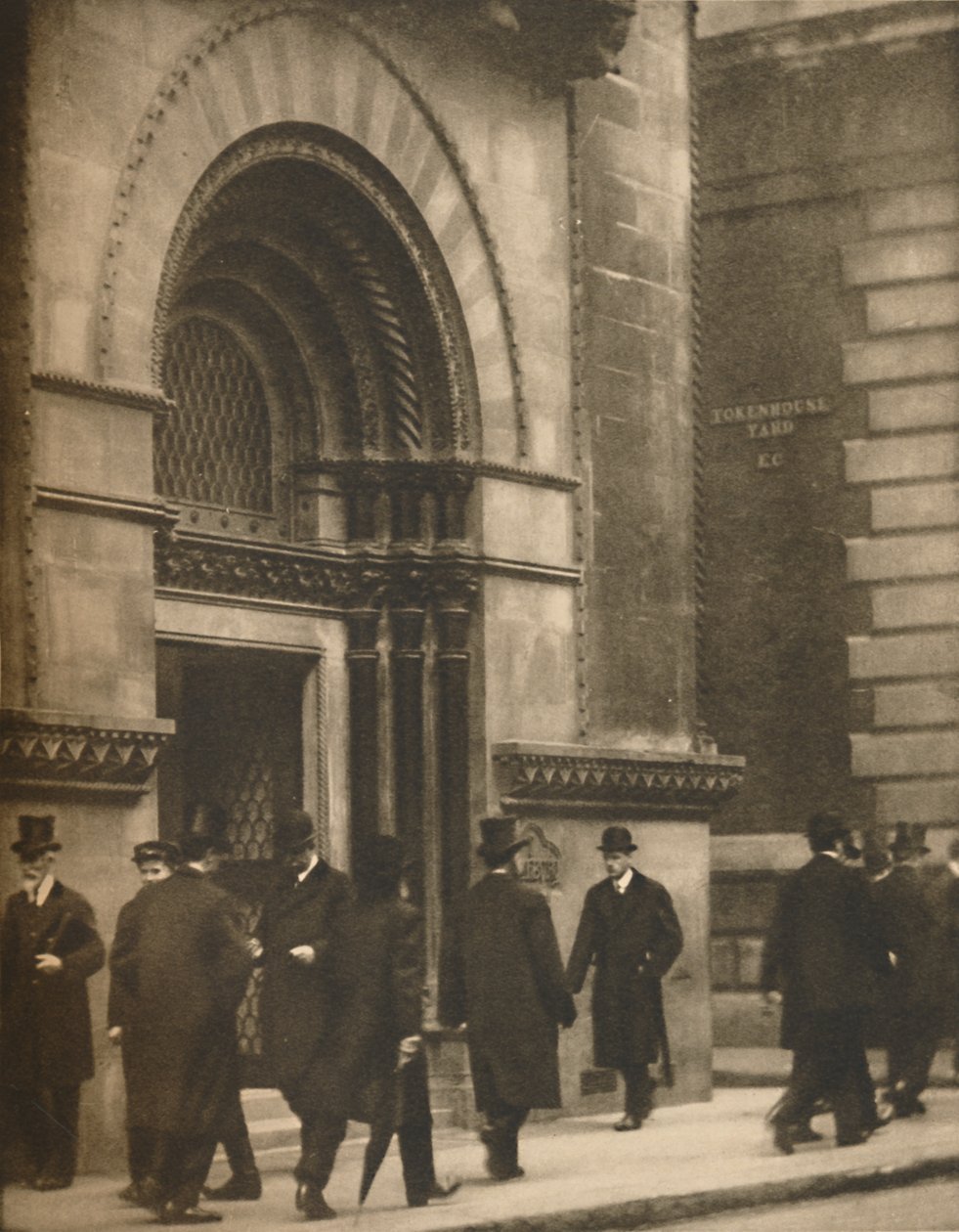 Um relance de Lothbury ao meio-dia em um dia útil, c1935. de Walter Benington