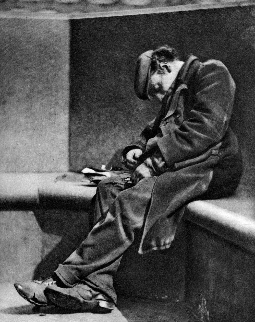 Um homem que dorme na ponte de Blackfriars, Londres, 1926-1927. de Walter Benington