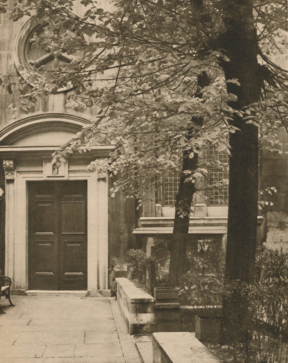 Porta sul da Igreja de St. Mary Aldermanbury, c1935. de Walter Benington