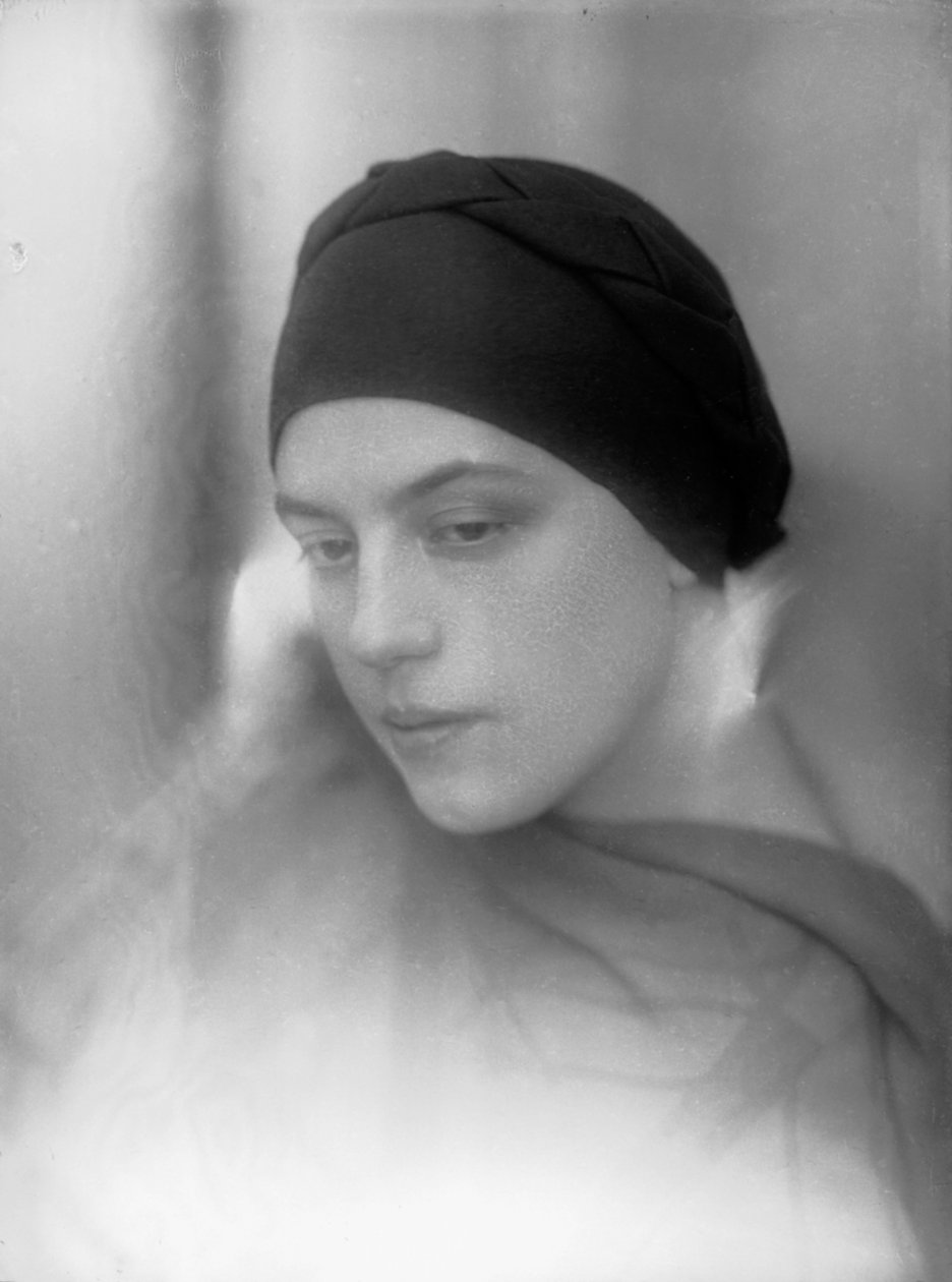 Retrato de Anita Pittoni, c.1933 (fotografia a preto e branco) de Wanda Wulz