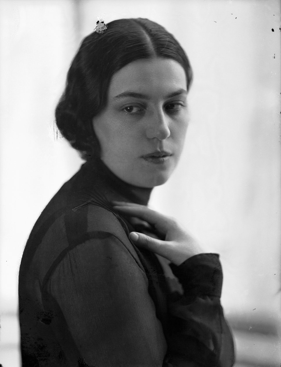 Retrato de Anita Pittoni, c.1940 (fotografia a preto e branco) de Wanda Wulz