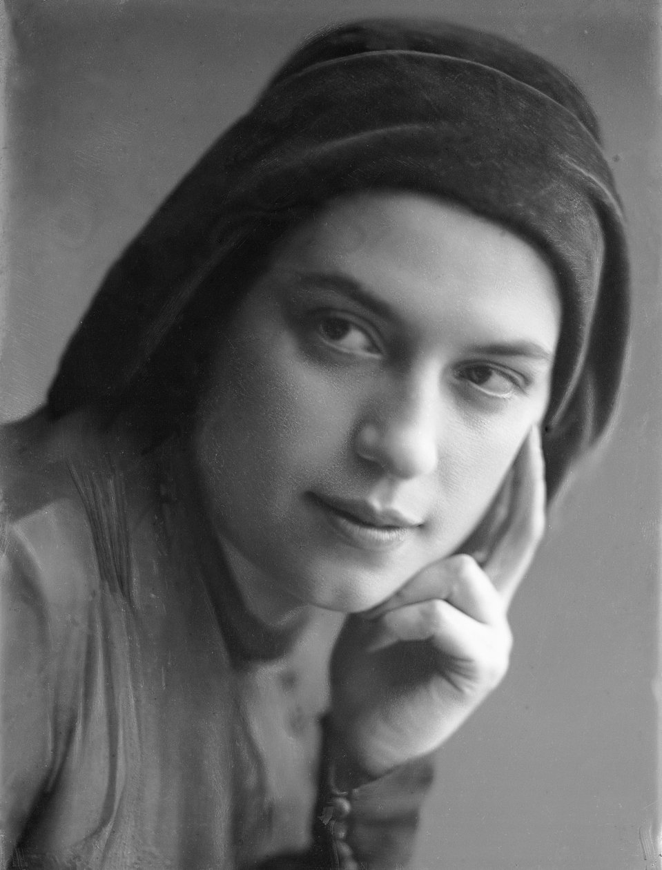 Retrato de Anita Pittoni, c.1940 (fotografia a preto e branco) de Wanda Wulz