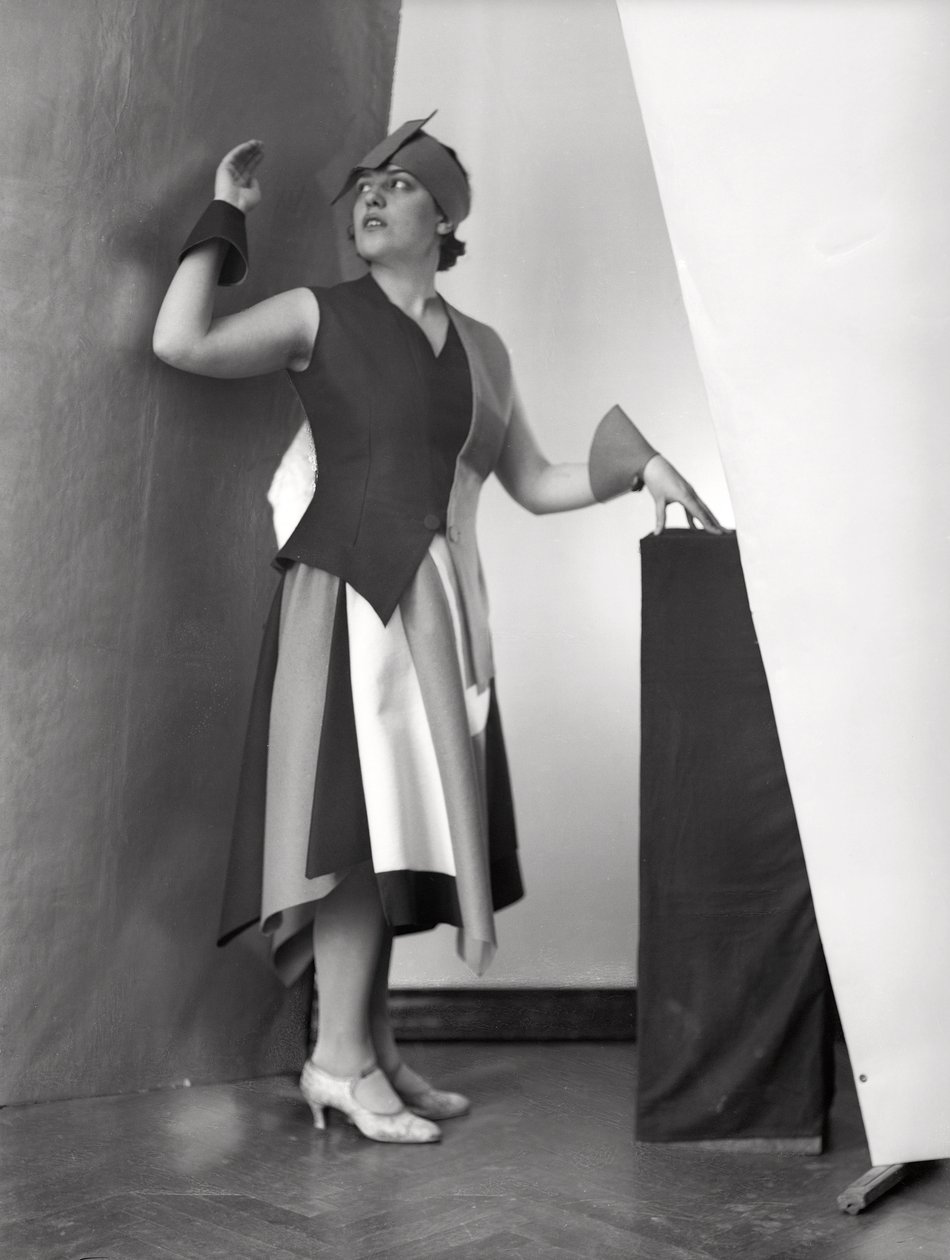 Retrato de Anita Pittoni com um vestido desenhado pelo pintor Marcello Clarion, c.1930 (fotografia a preto e branco) de Wanda Wulz