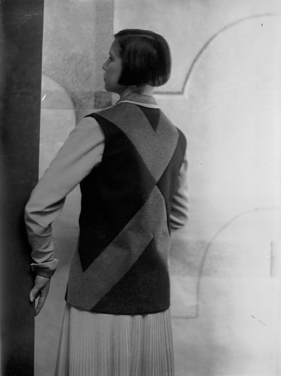 Retrato de Marion Wulz num vestido desenhado por Anita Pittoni, c.1940 (fotografia a preto e branco) de Wanda Wulz