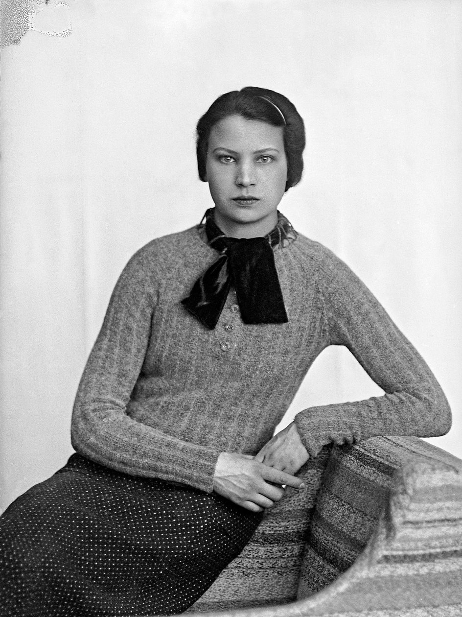 Retrato de Marion Wulz num vestido desenhado por Anita Pittoni, c.1940 (fotografia a preto e branco) de Wanda Wulz