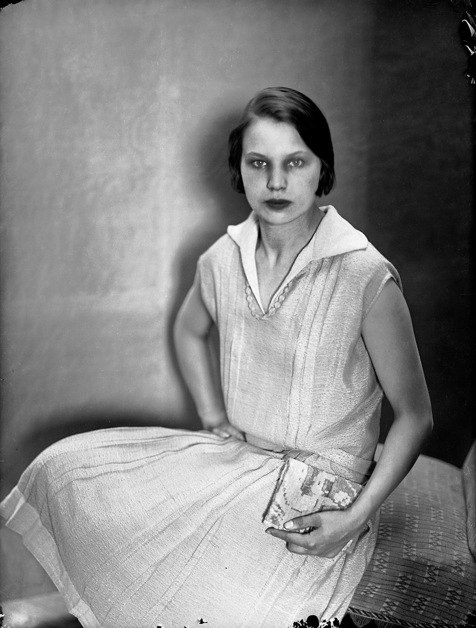 Retrato de Marion Wulz com um vestido de Anita Pittoni, c.1930 (fotografia a preto e branco) de Wanda Wulz