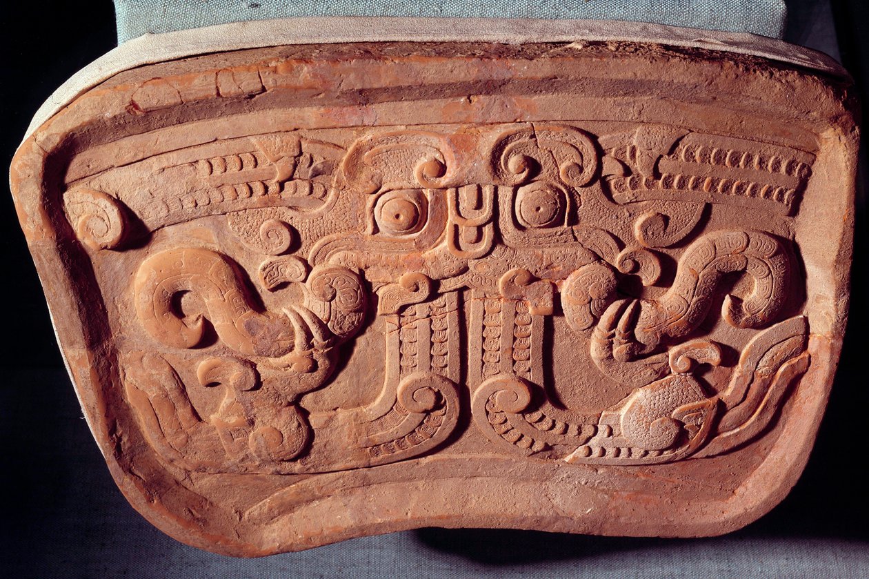 Modelo original de máscara Taotie em terracota. Taotie é um dos 9 dragões da mitologia chinesa. Realizado na era dos reinos combatentes (475-221 a.C.), China. de Warring States period Chinese School