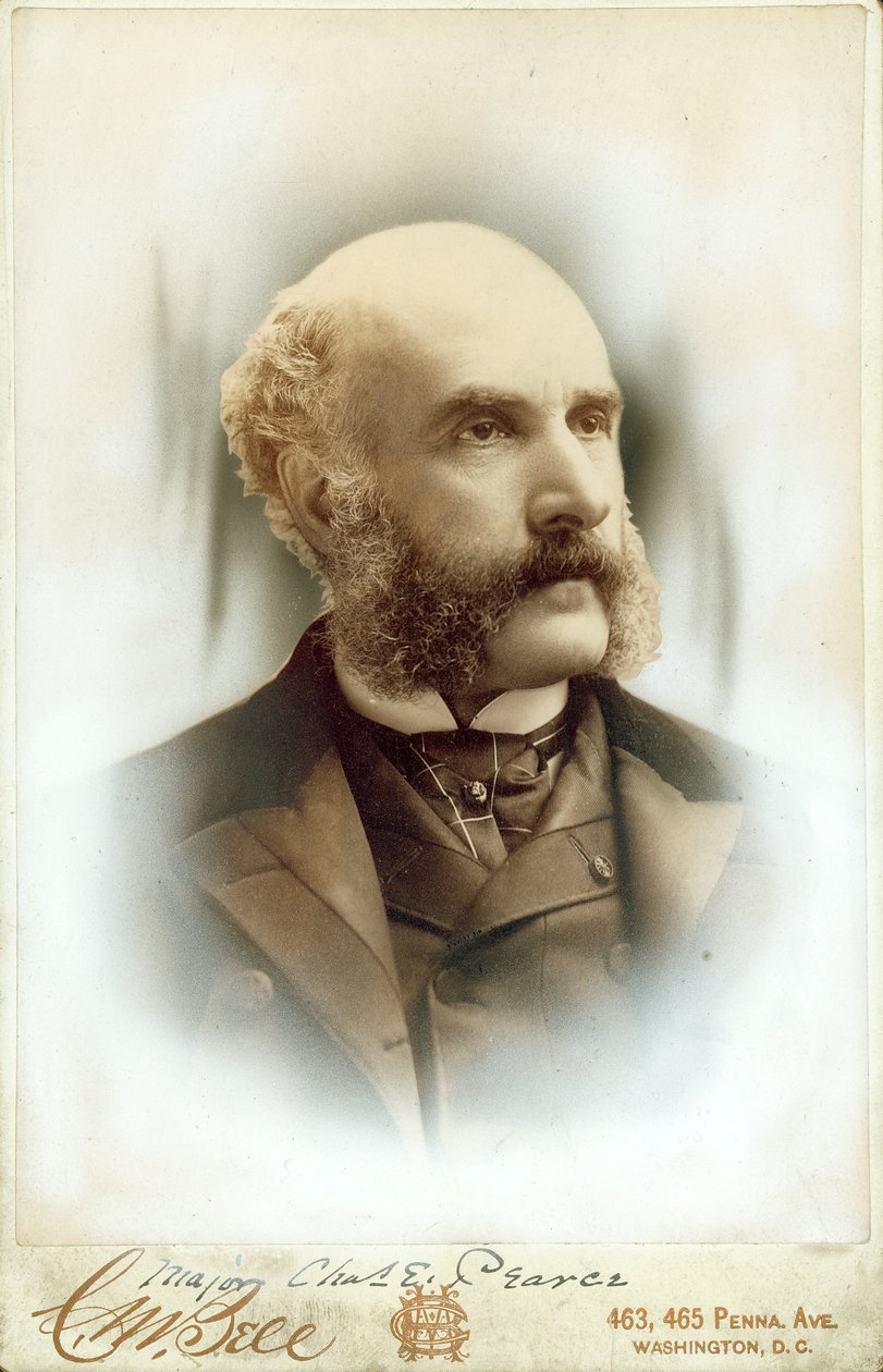 Busto retrato de Charles E. Pearce vestindo um terno, colete e gravata de Washington D.C. C.M. Bell