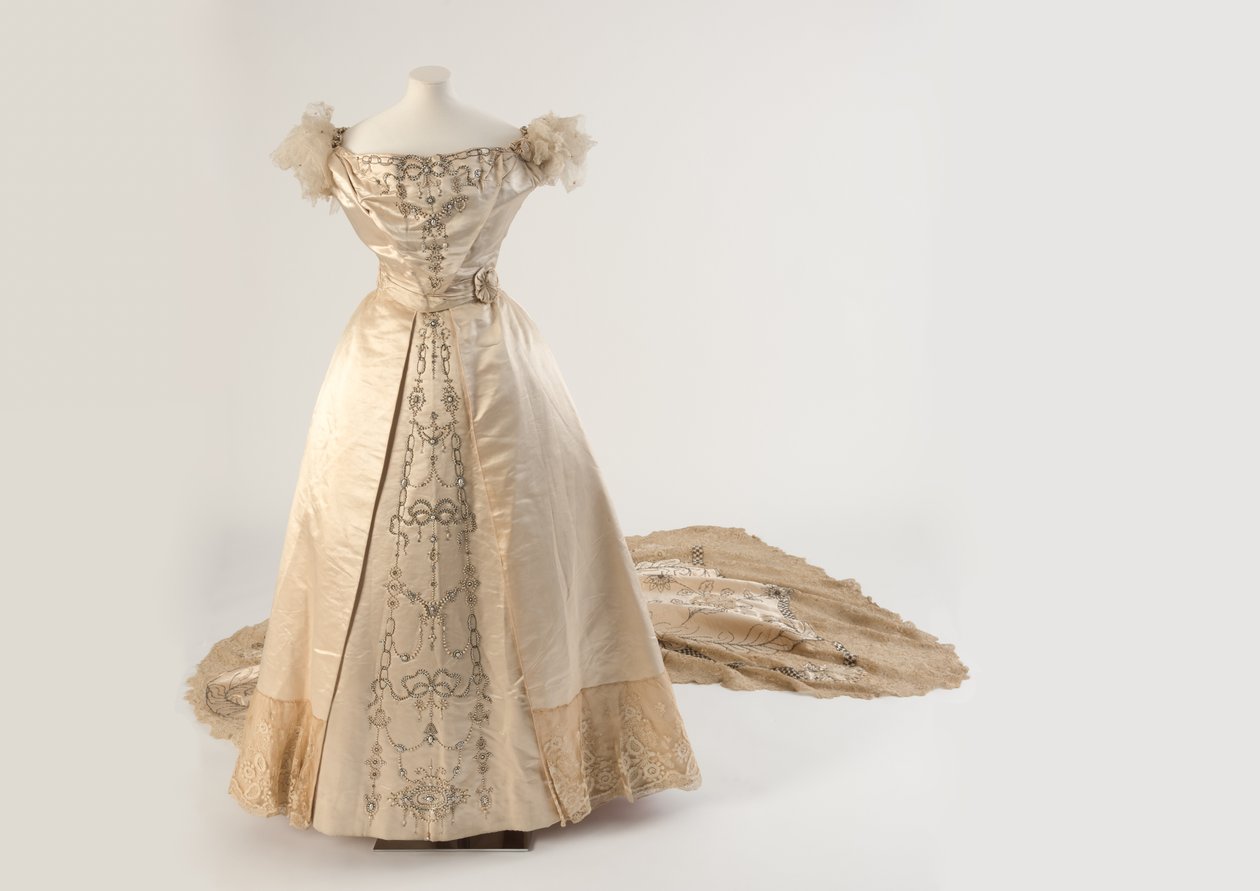 Vestido e trem bordado em creme de seda por de Wellborn Wellborn