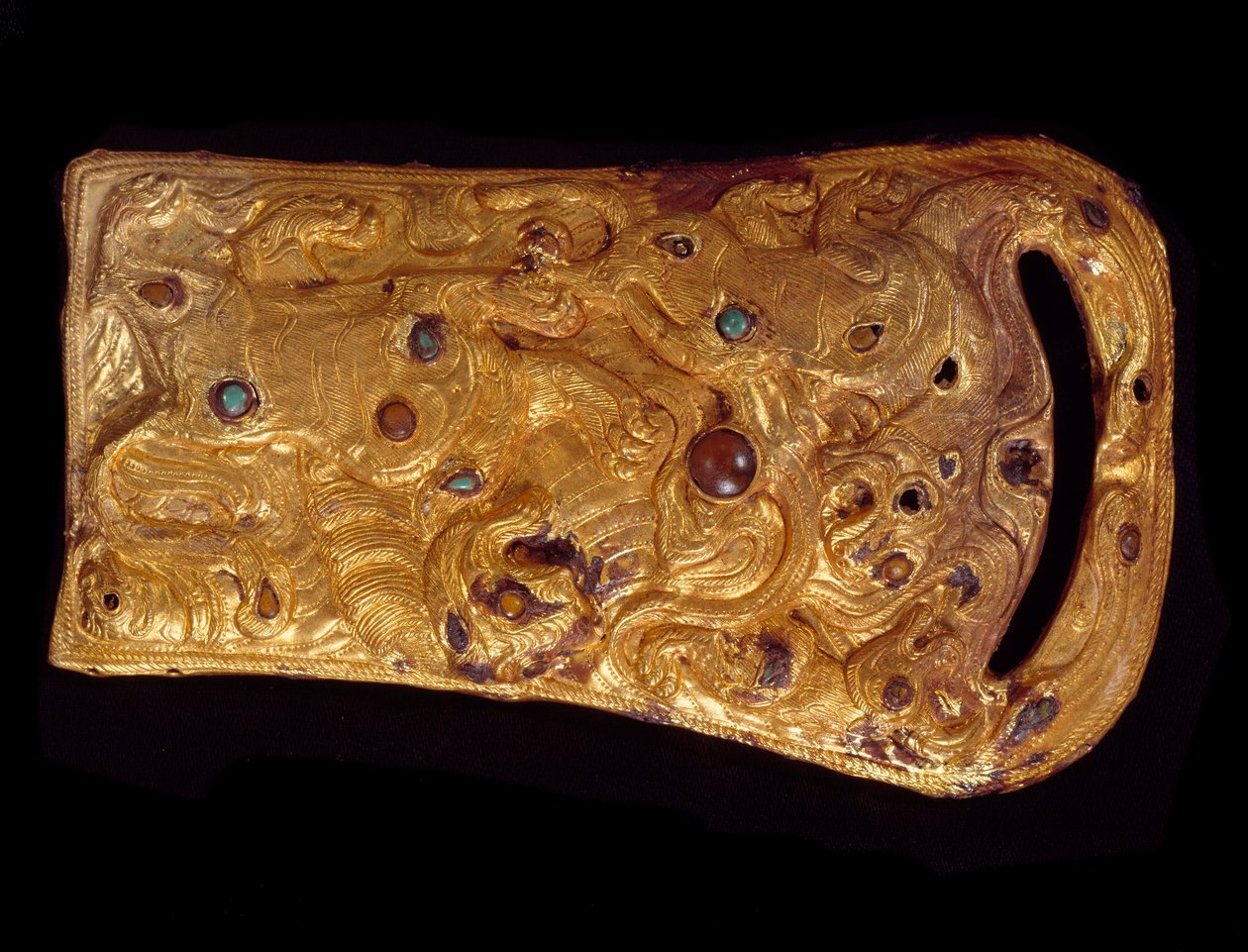 Arte chinesa: fivela de cinto de ouro incrustada com pedras preciosas. Dinastia Han Ocidental (206 AC-25 DC). Paris, Museu Cernuschi de Western Han Dynasty Chinese School