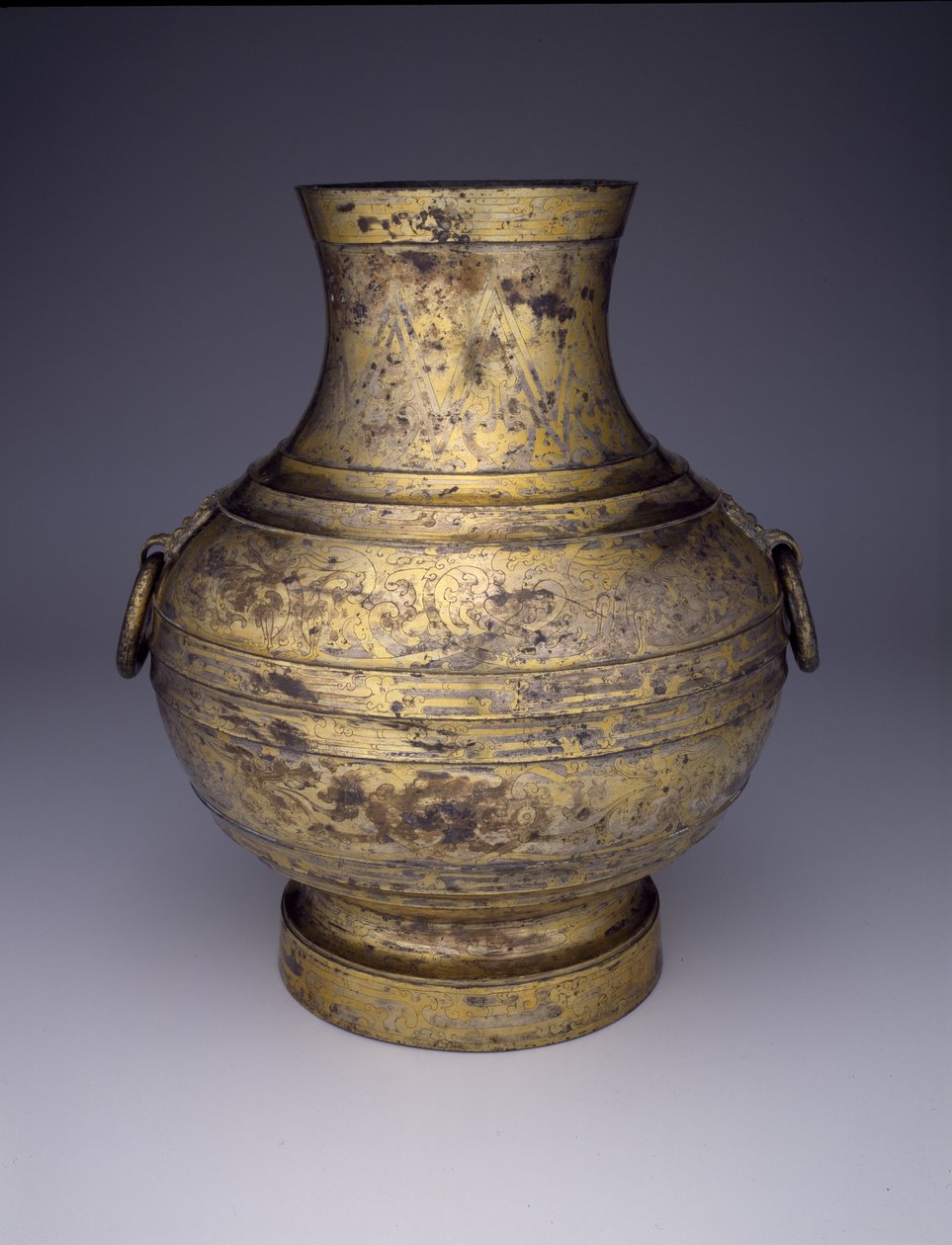 Vaso de armazenamento (Hu ou Zhong) com dragões entrelaçados e nuvens estilizadas (bronze com decoração incisa e amálgamas de ouro e prata) de Western Han Dynasty Chinese School