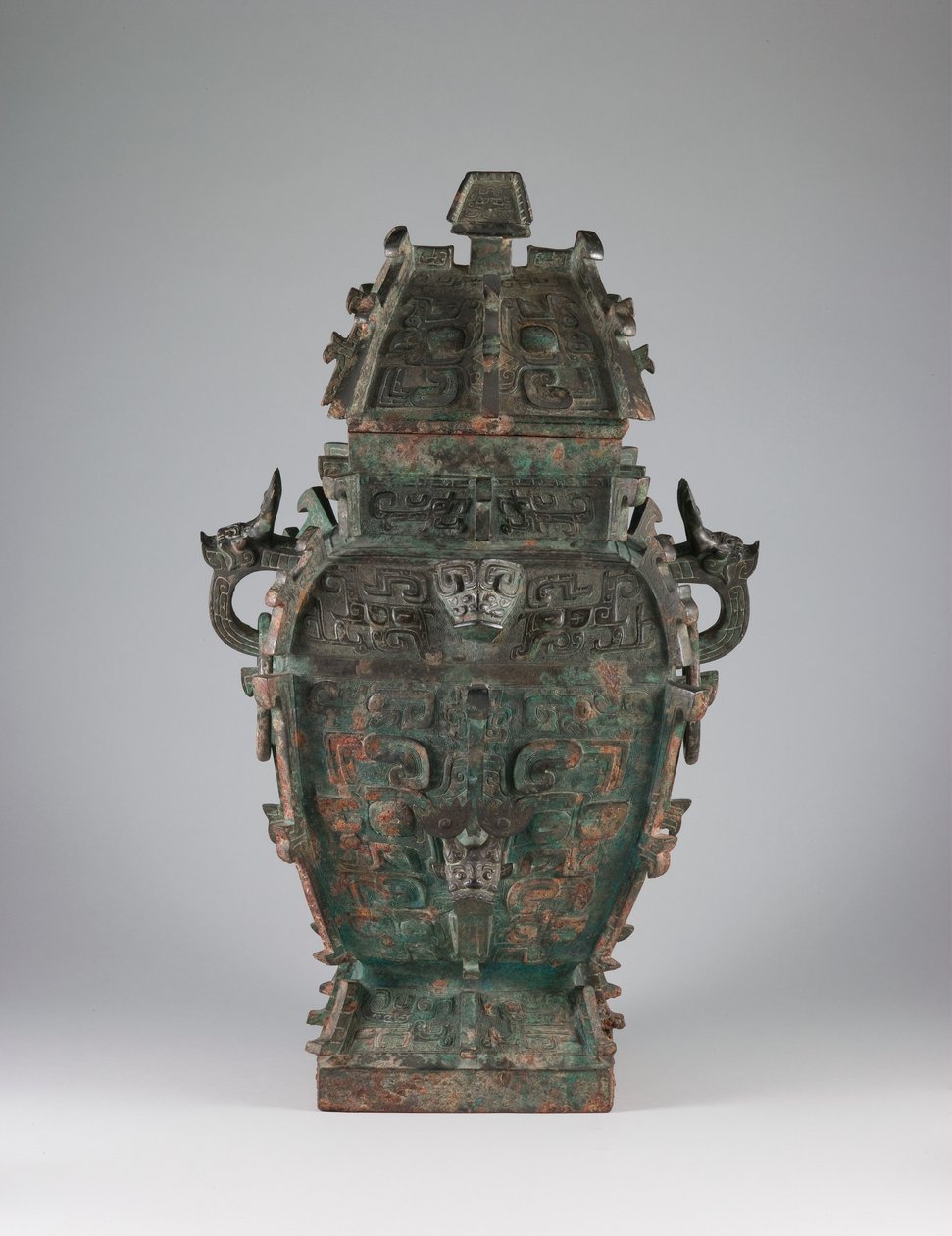 Vaso de vinho coberto (fang lei) com desenho de máscaras zoomórficas e pegas com cabeças de animais, finais do século XI a.C. (bronze) de Western Zhou Dynasty Chinese School