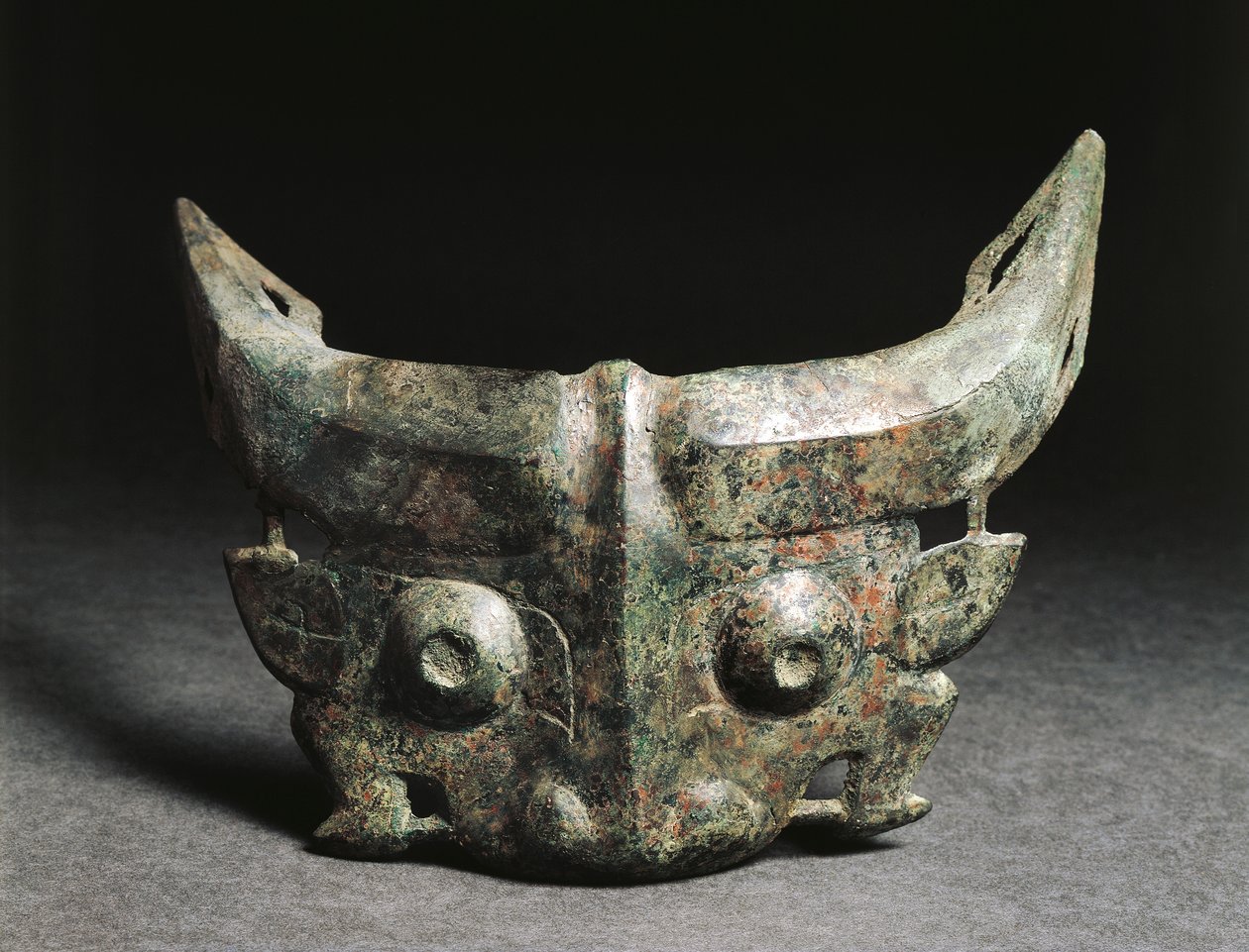 Máscara ritual retratando Taotie, China, Dinastia Zhou Ocidental de Western Zhou Dynasty Chinese School