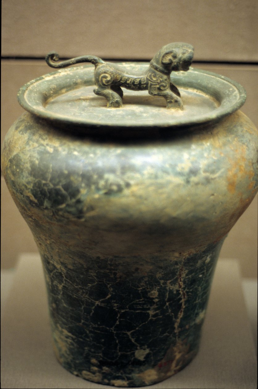 Vaso de vinho em forma de jarro, superado por um tigre de Western Zhou Dynasty Chinese School