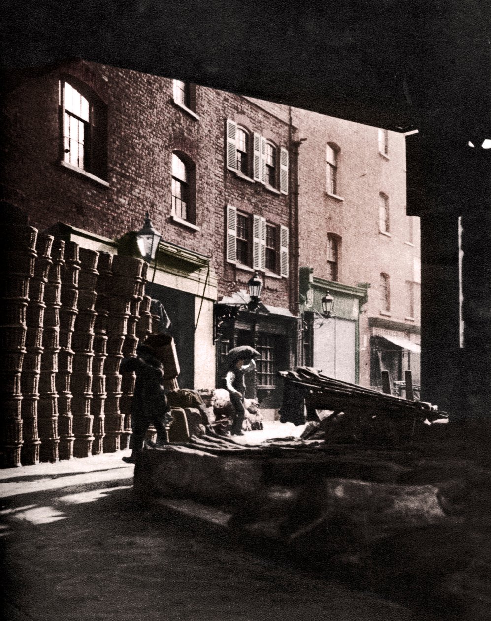 Cestas de frutas empilhadas contra casas no Borough Market, Londres, 1926-1927 de Whiffin