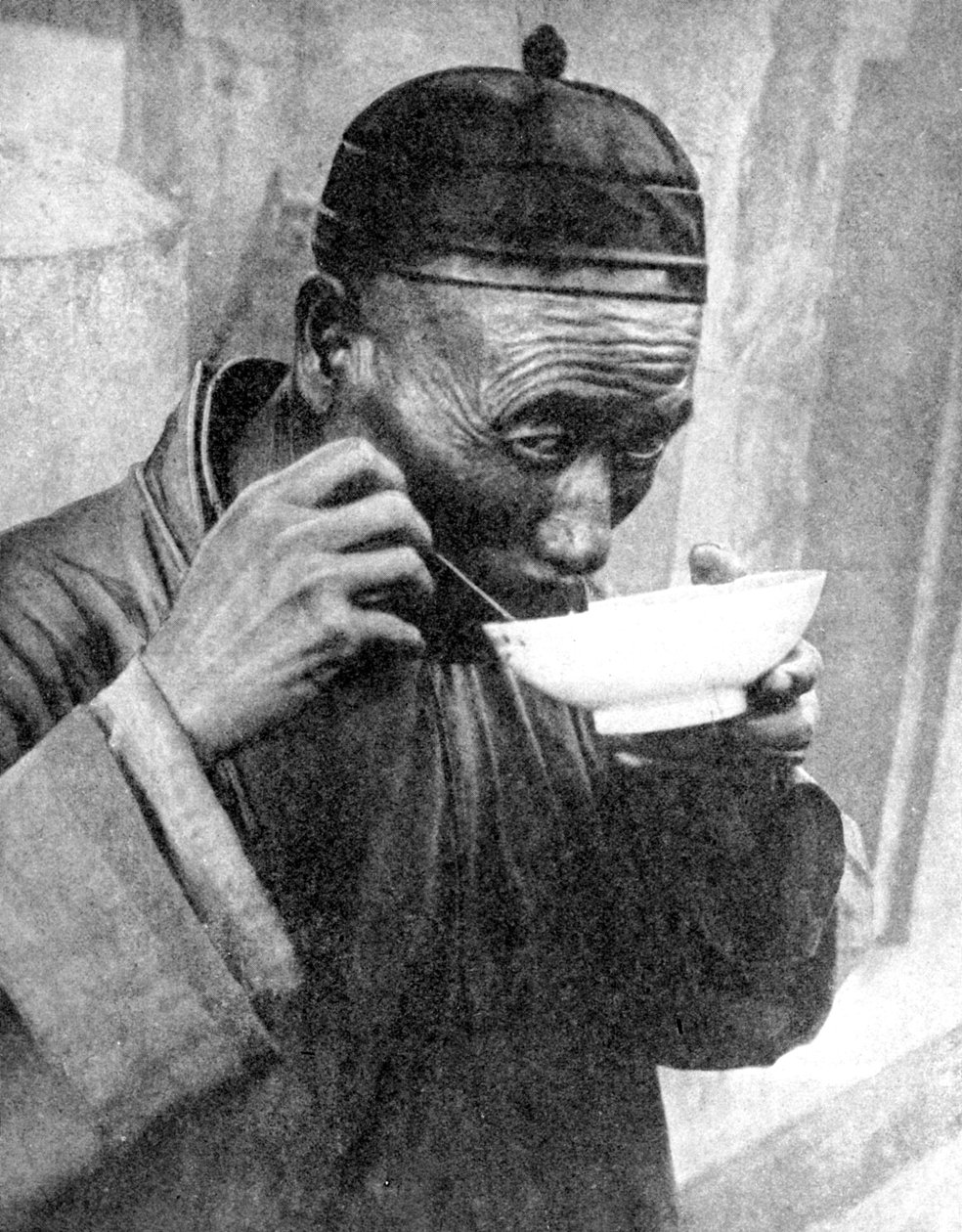Um homem a comer, Mukden Shenyang, China, 1936. de Wide World Photos