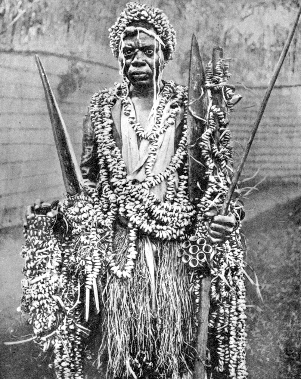 Um feiticeiro, Uganda, África, 1936. de Wide World Photos