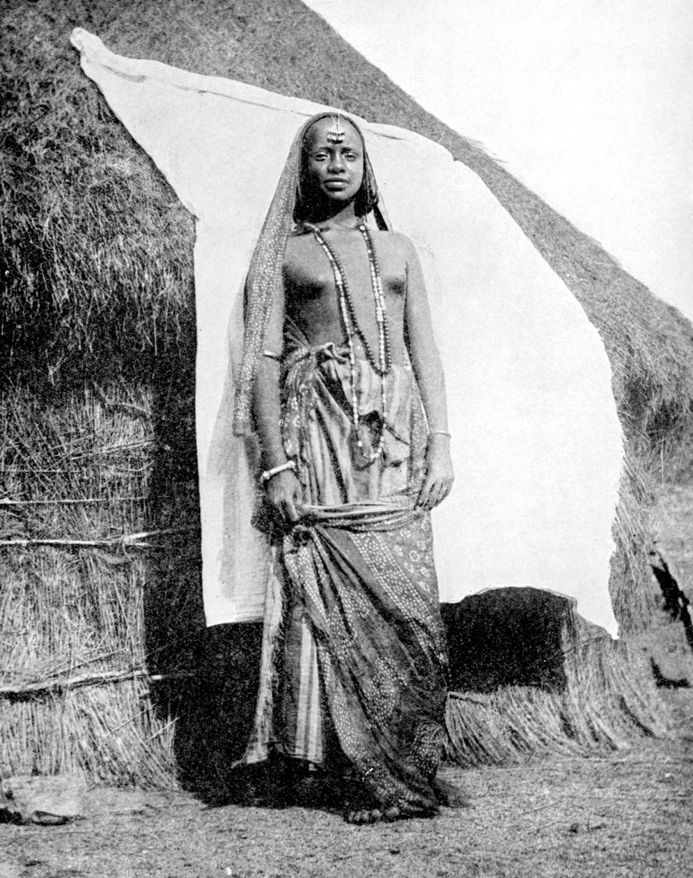 Uma mulher etíope abissínia, 1936. de Wide World Photos