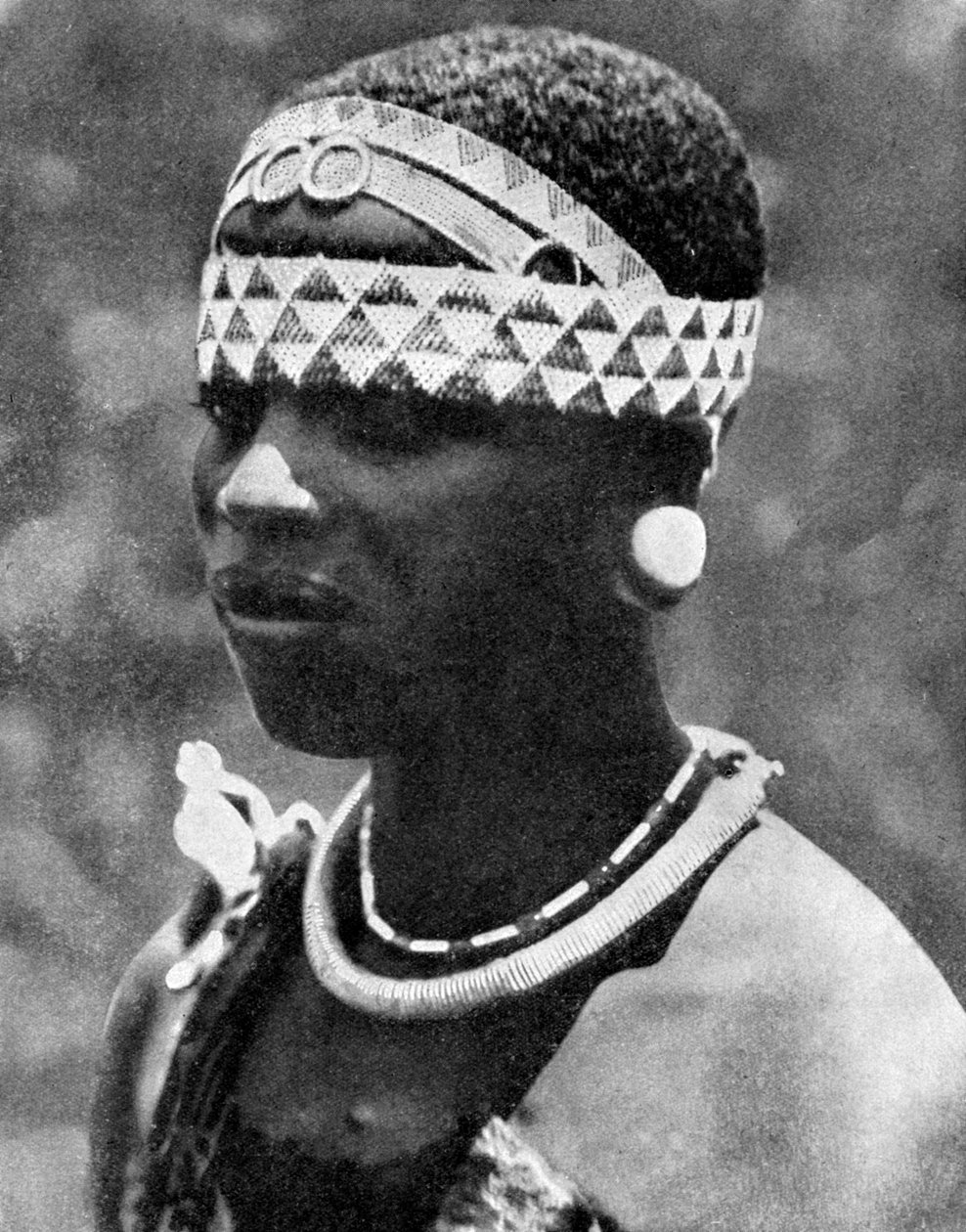 A esposa de um cacique Angoni, Moçambique, África, 1936. de Wide World Photos