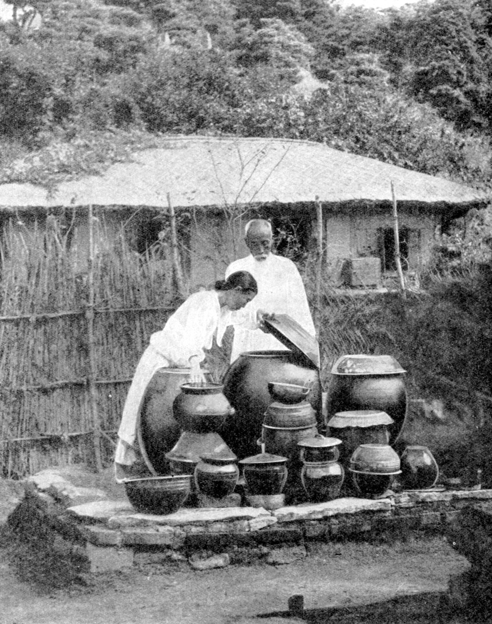 Habitantes de roupagem branca da Coreia, 1936. de Wide World Photos