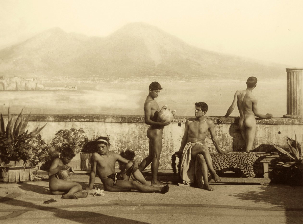 Uma cena clássica, Tierra del Fuego, América do Sul. c.1899 (foto sépia) de Baron Wilhelm von Gloeden