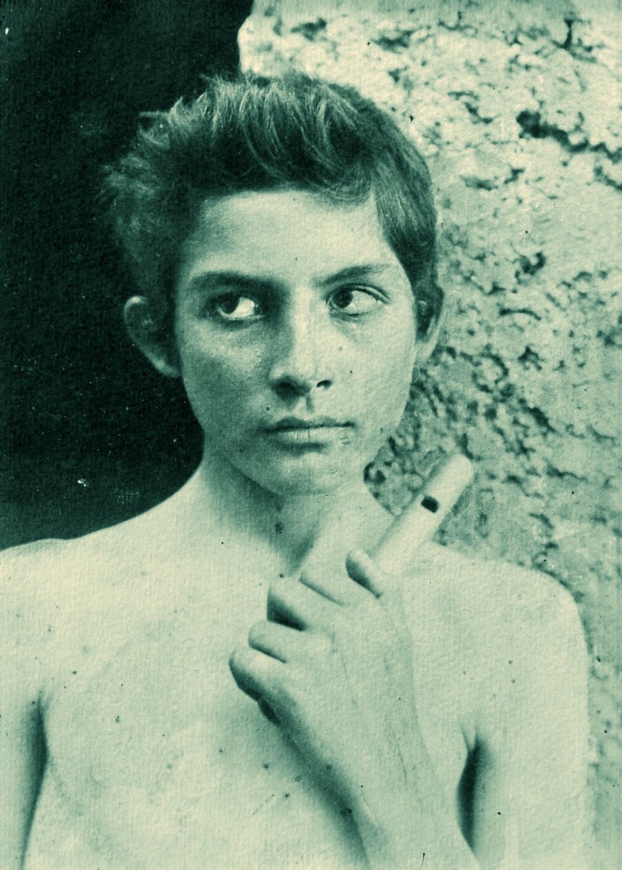 Retrato de um menino siciliano segurando uma flauta, c. 1899 de Baron Wilhelm von Gloeden