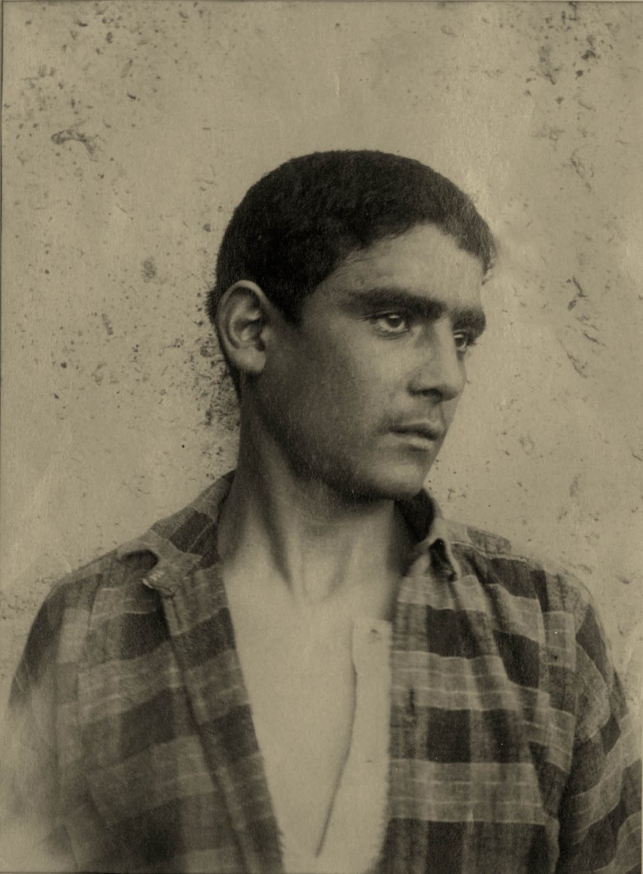 Retrato de um jovem em uma camisa quadriculada, Sicília c.1896 (foto sépia) de Baron Wilhelm von Gloeden
