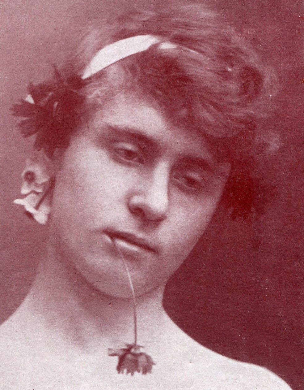 Estudo de um menino siciliano com uma flor na boca, Sicília, c.1899 de Baron Wilhelm von Gloeden