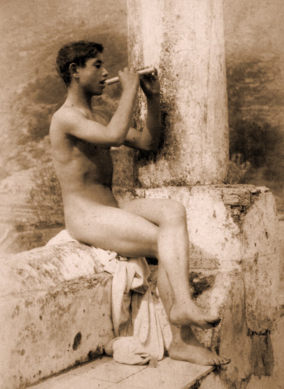 Estudo de um menino tocando flauta, c.1900 (foto sépia) de Baron Wilhelm von Gloeden