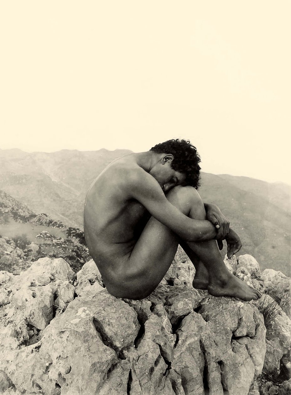 Estudo de um nu masculino em uma rocha, Taormina, Sicília, c.1900 (foto sépia) de Baron Wilhelm von Gloeden