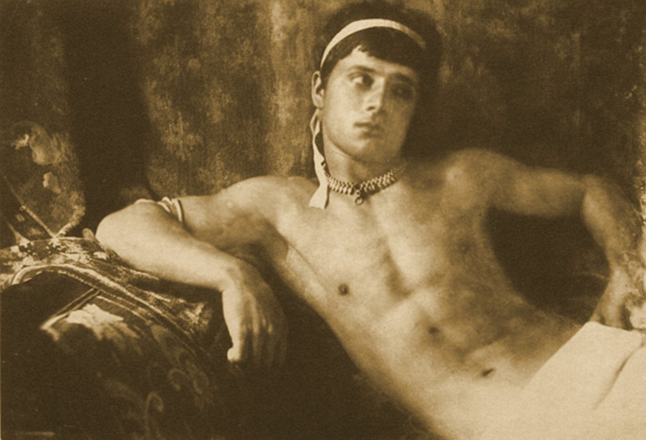 Estudo de um menino reclinado usando jóias. c.1899 (foto sépia) de Baron Wilhelm von Gloeden