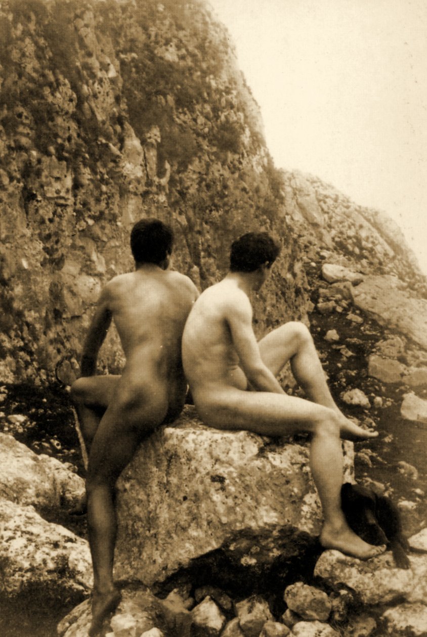 Estudo de dois nus masculinos sentado de costas, c.1898 (foto sépia) de Baron Wilhelm von Gloeden