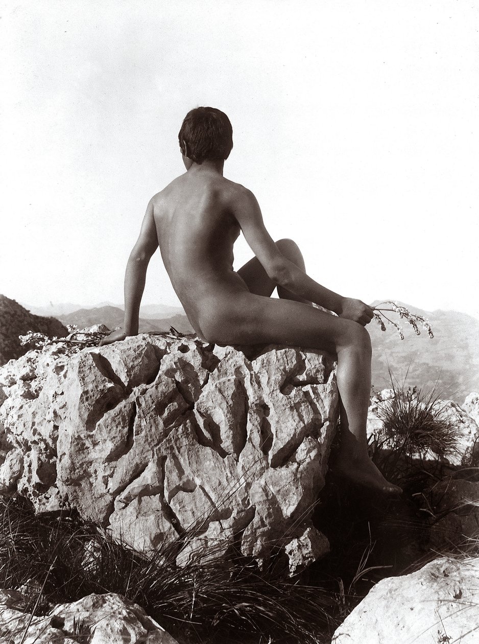 Jovem a posar numa rocha de Wilhelm Baron von Gloeden