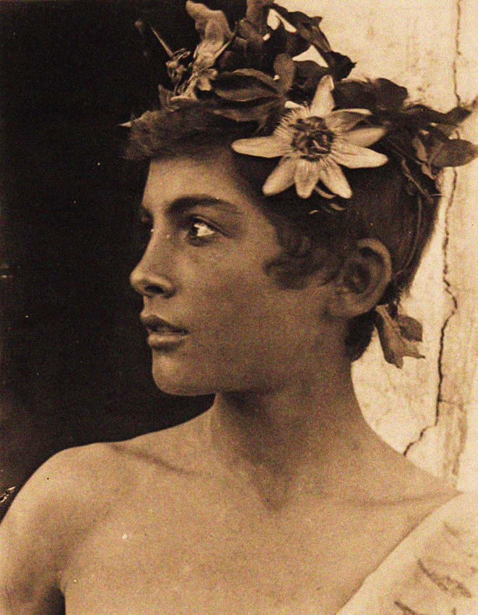 Estudo de um menino siciliano com Passionflowers no cabelo, Sicília, c.1899 (foto) de Baron Wilhelm von Gloeden