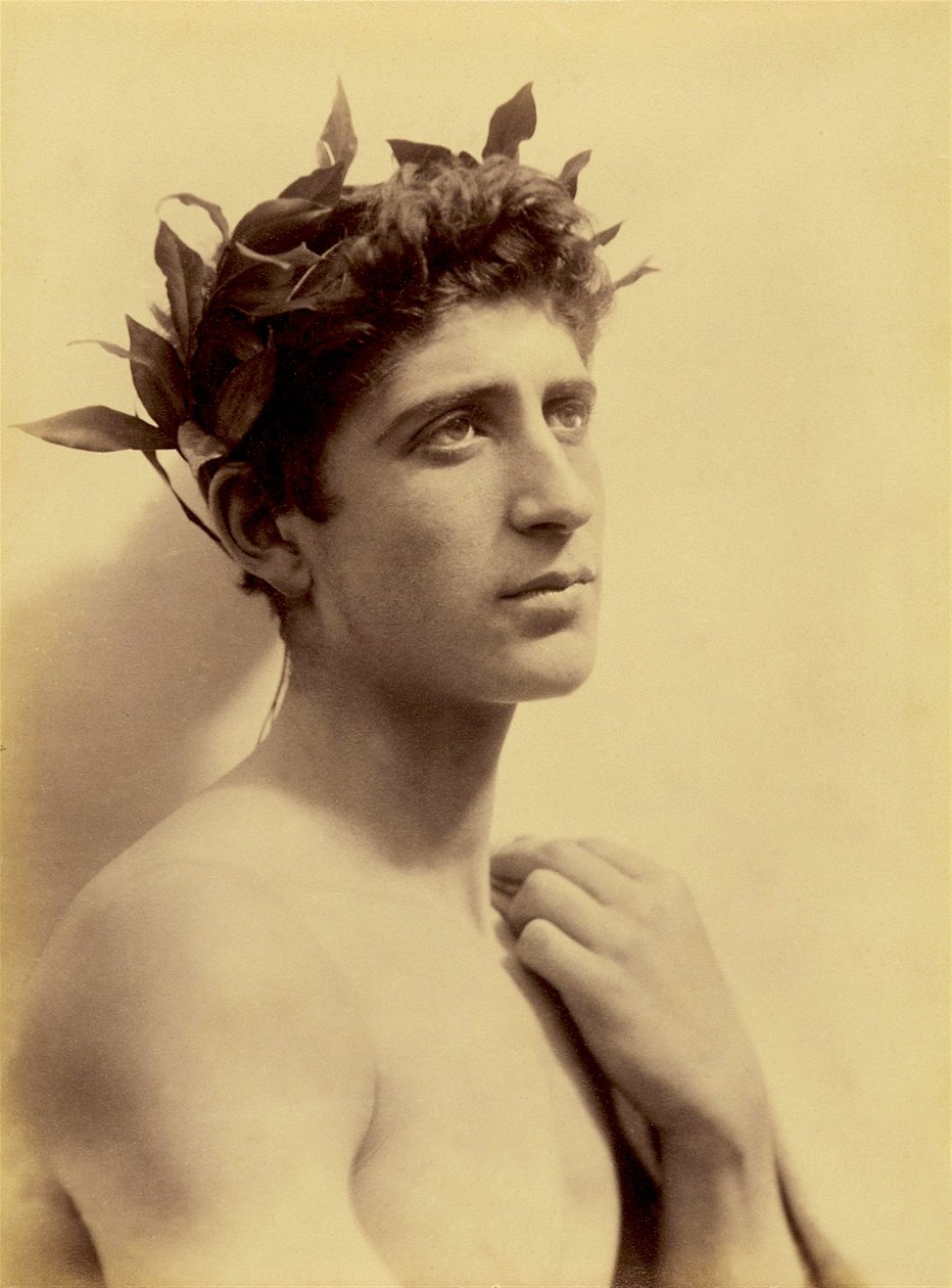 Estudo de um menino usando uma coroa de flores, Sicília, C.1898 (foto sépia) de Baron Wilhelm von Gloeden