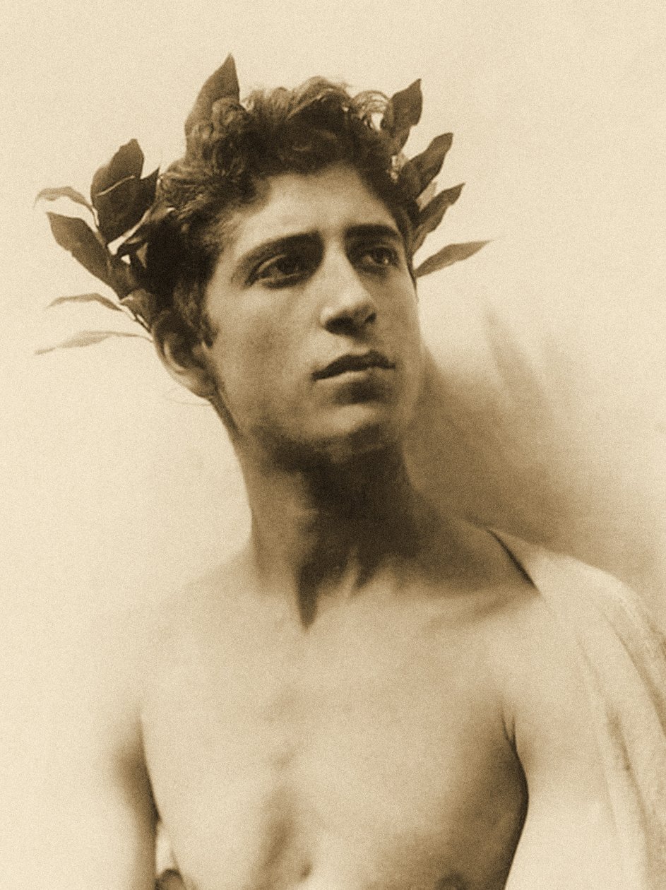 Estudo de um menino usando uma coroa de flores, Sicília, C.1898 (foto sépia) de Baron Wilhelm von Gloeden