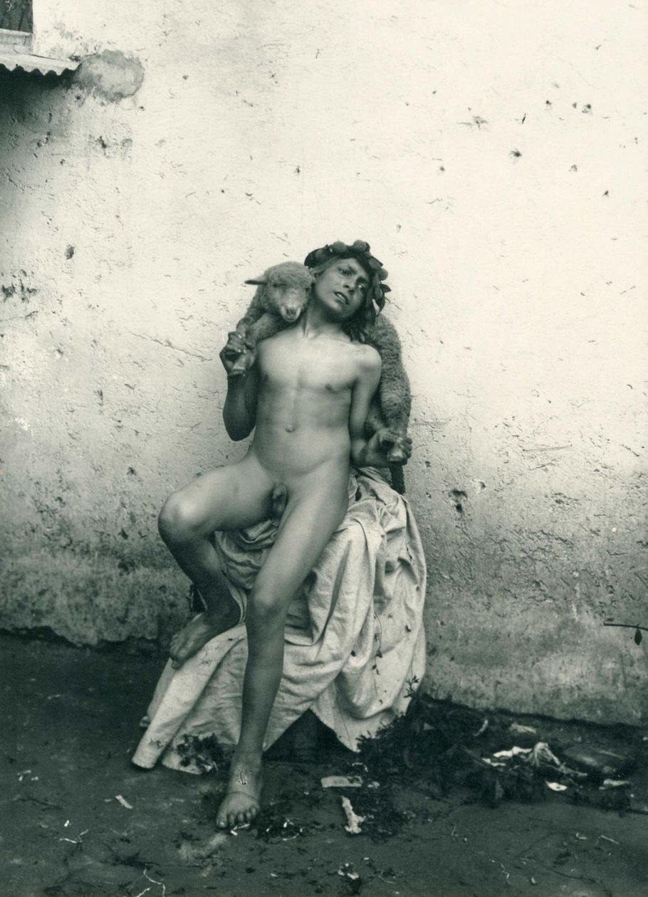 Rapaz a segurar uma ovelha, Sicília. c1899 (fotografia a preto e branco) de Wilhelm von Gloeden
