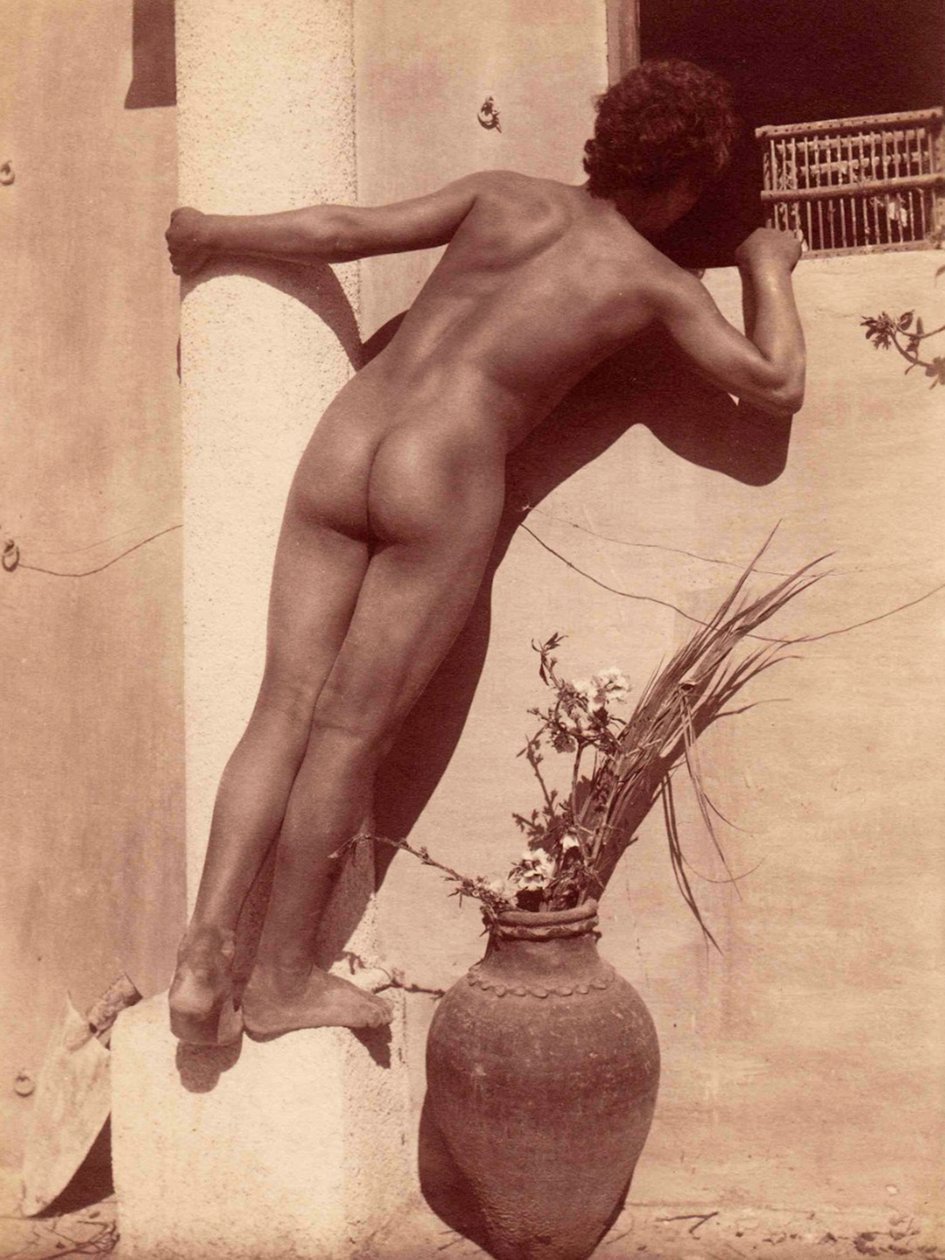 estudo de um menino olhando por uma janela, c.1900 de Baron Wilhelm von Gloeden