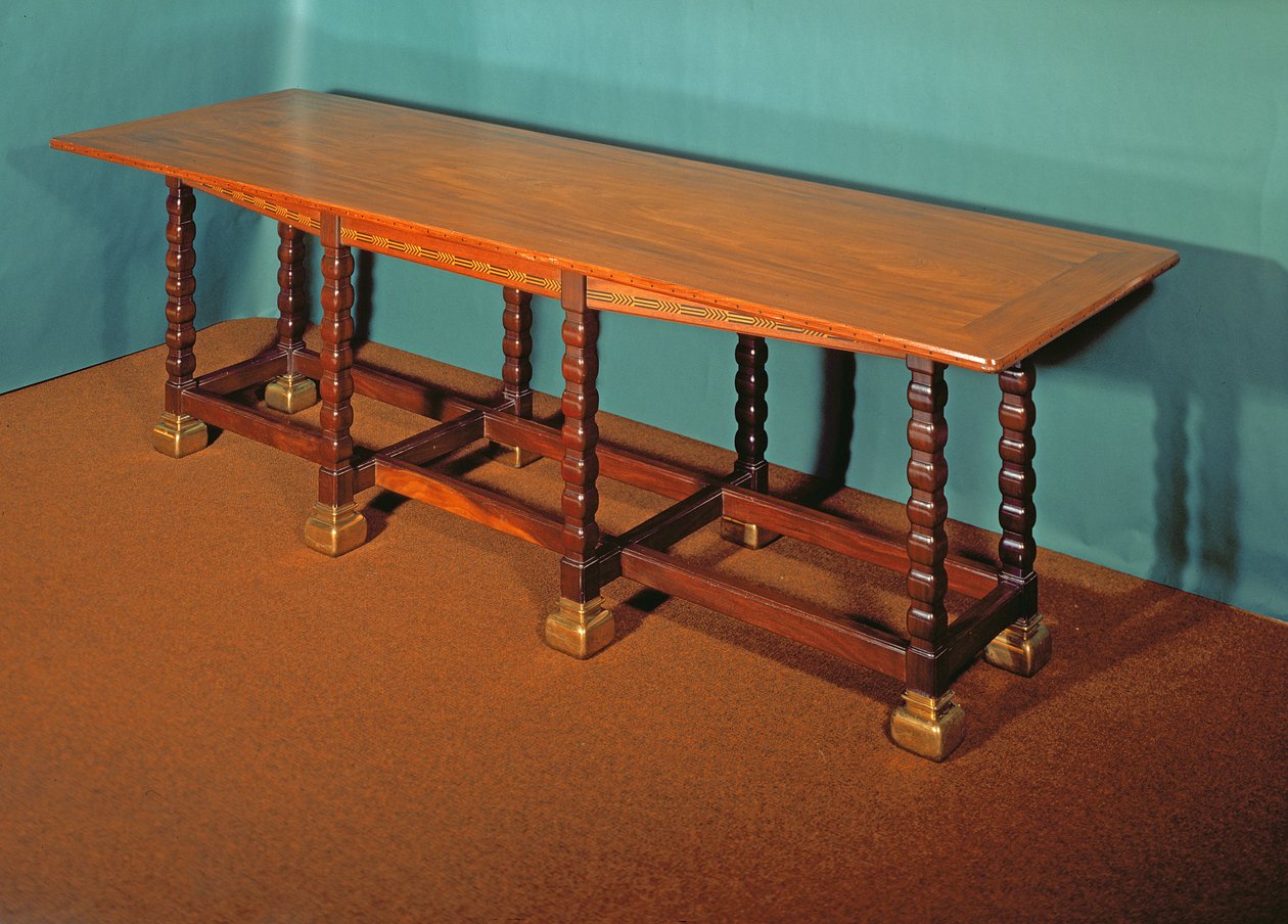 Mesa de corredor, projetada em 1892-96 (embutidos de mogno, azevinho e ébano e latão) de Willam Richard Lethaby