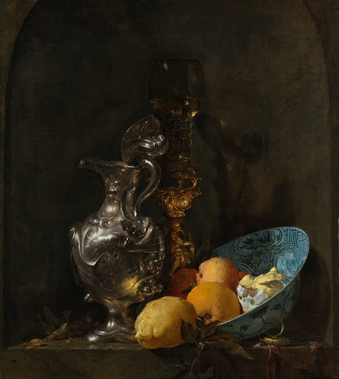 Natureza morta com um jarro de prata e uma taça de porcelana de Willem Kalf